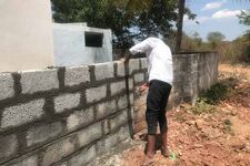 Neue Mauer für die Kalalavadi Schule